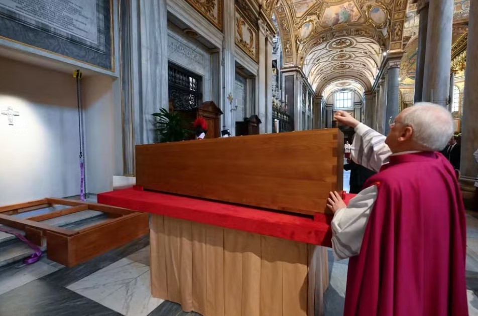 Papa Francisco é sepultado em cerimônia reservada após funeral