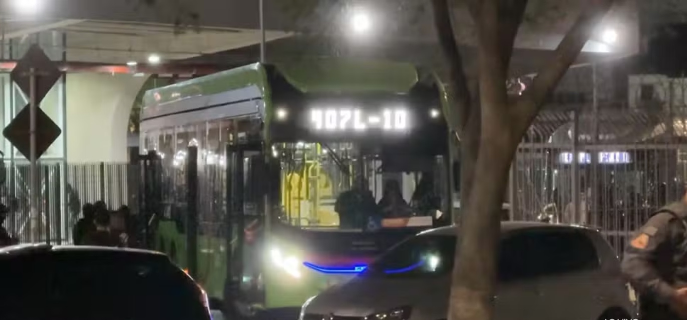 Motorista de ônibus é mantido refém na zona Leste de São Paulo
