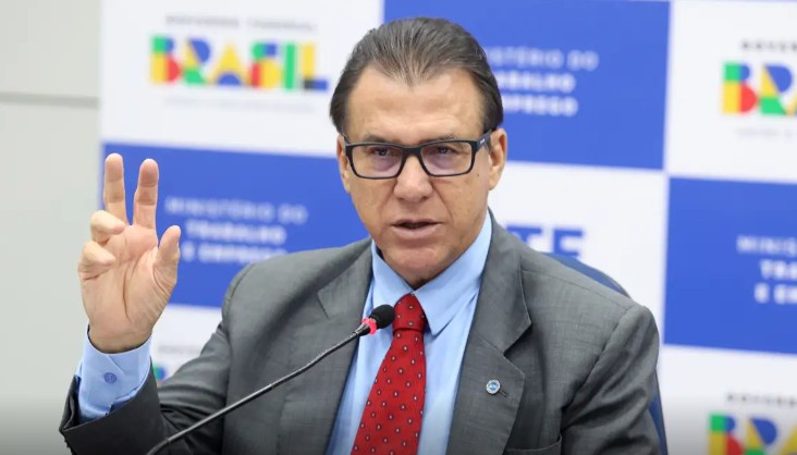 Ministro do Trabalho diz que economia vive 'mau momento' com juros e pede fim da escala 6x1