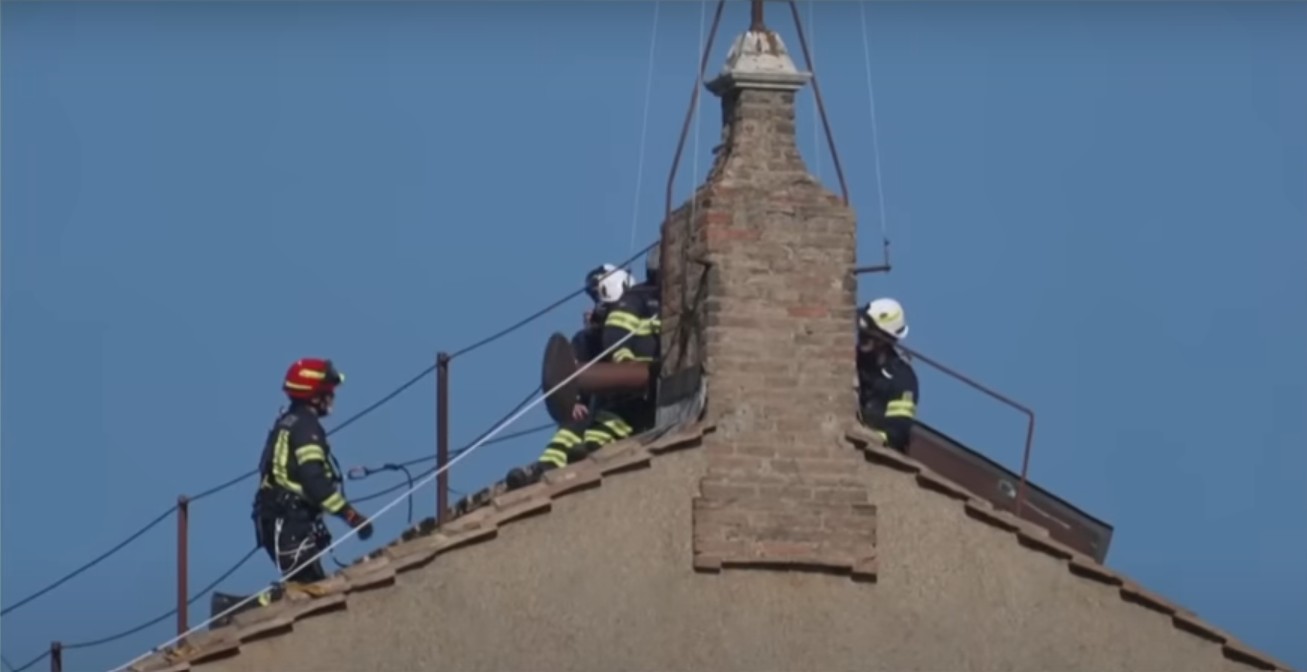 Vaticano instala chaminé para eleição de novo papa em Conclave 