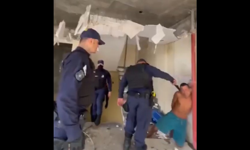 Guarda municipal envolvido em tortura a morador de rua está foragido