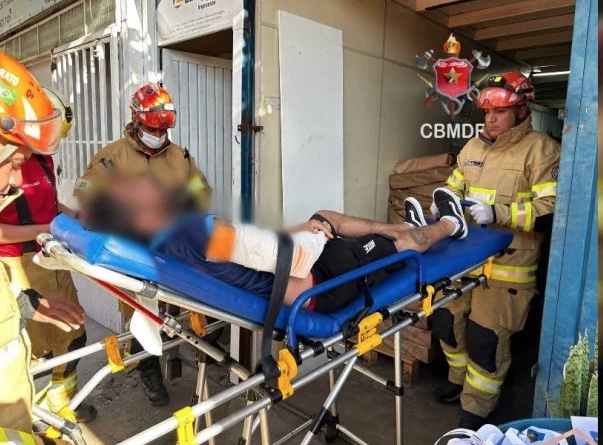 Funcionário de gráfica quase perde braço ao prendê-lo em máquina no DF