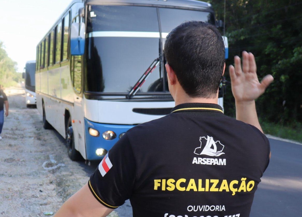 Táxi, ônibus e micro-ônibus são multados por transporte irregular na AM-010