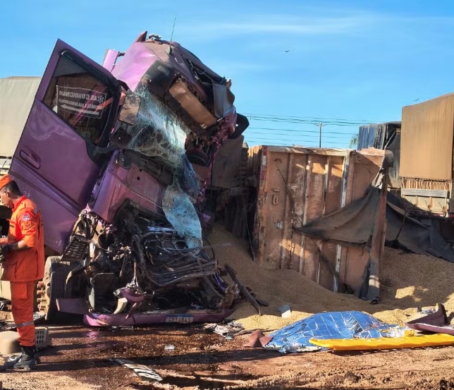 Motorista morre após colidir violentamente com carretas em Rondônia