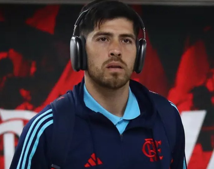 Goleiro Rossi, do Flamengo, tem carro crivado de tiros no Rio de Janeiro