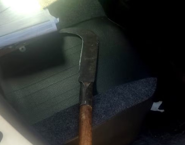 Homem é baleado por PM após ameaçar pedestres com foice