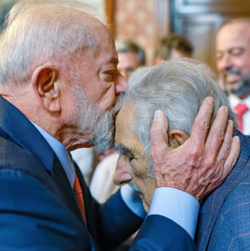 Lula embarca para o Uruguai para velório de Pepe Mujica