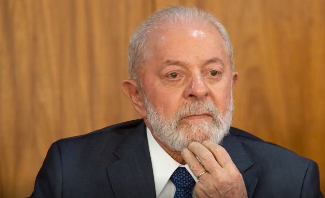 Lula volta a citar golpismo e diz que artistas mantêm 'democracia capengando, mas andando'