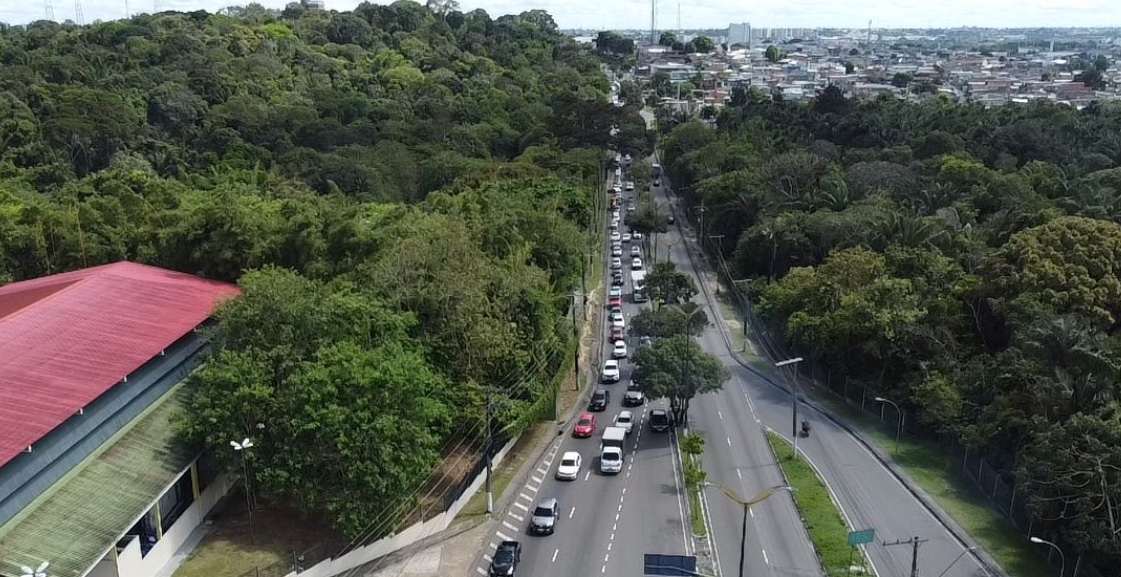 Pane em carreta e ação de limpeza causam congestionamento na Rodrigo Otávio