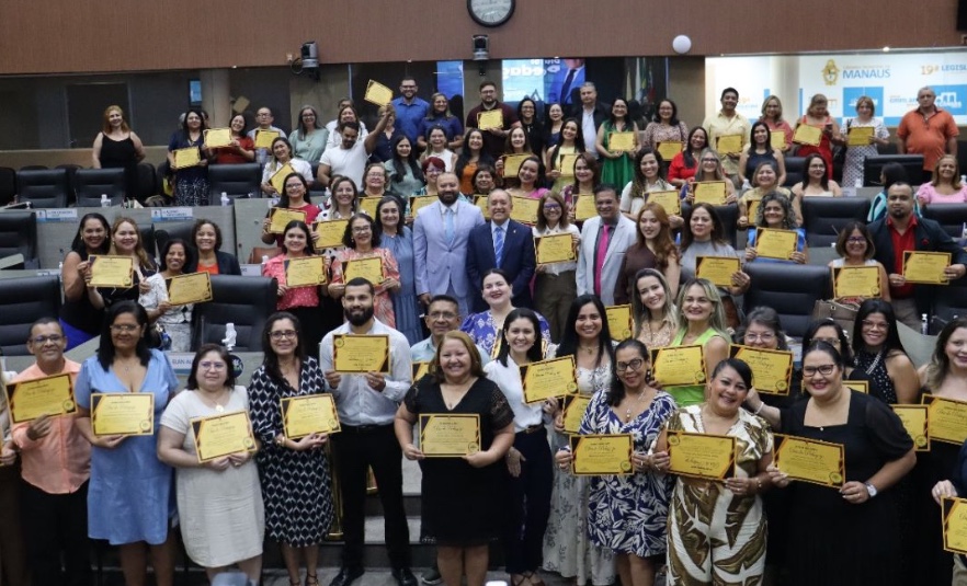 Mais de 100 pedagogos recebem homenagem na Câmara Municipal de Manaus