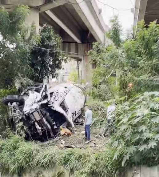 Motorista morre após caminhão betoneira despencar de viaduto em SP