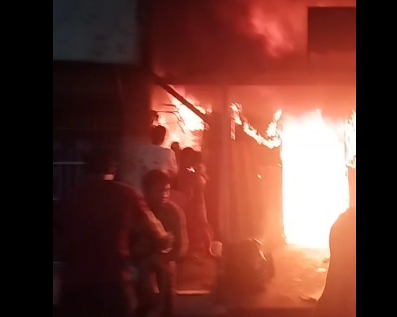 Moradores fogem às pressas durante incêndio em casa na Cidade Nova