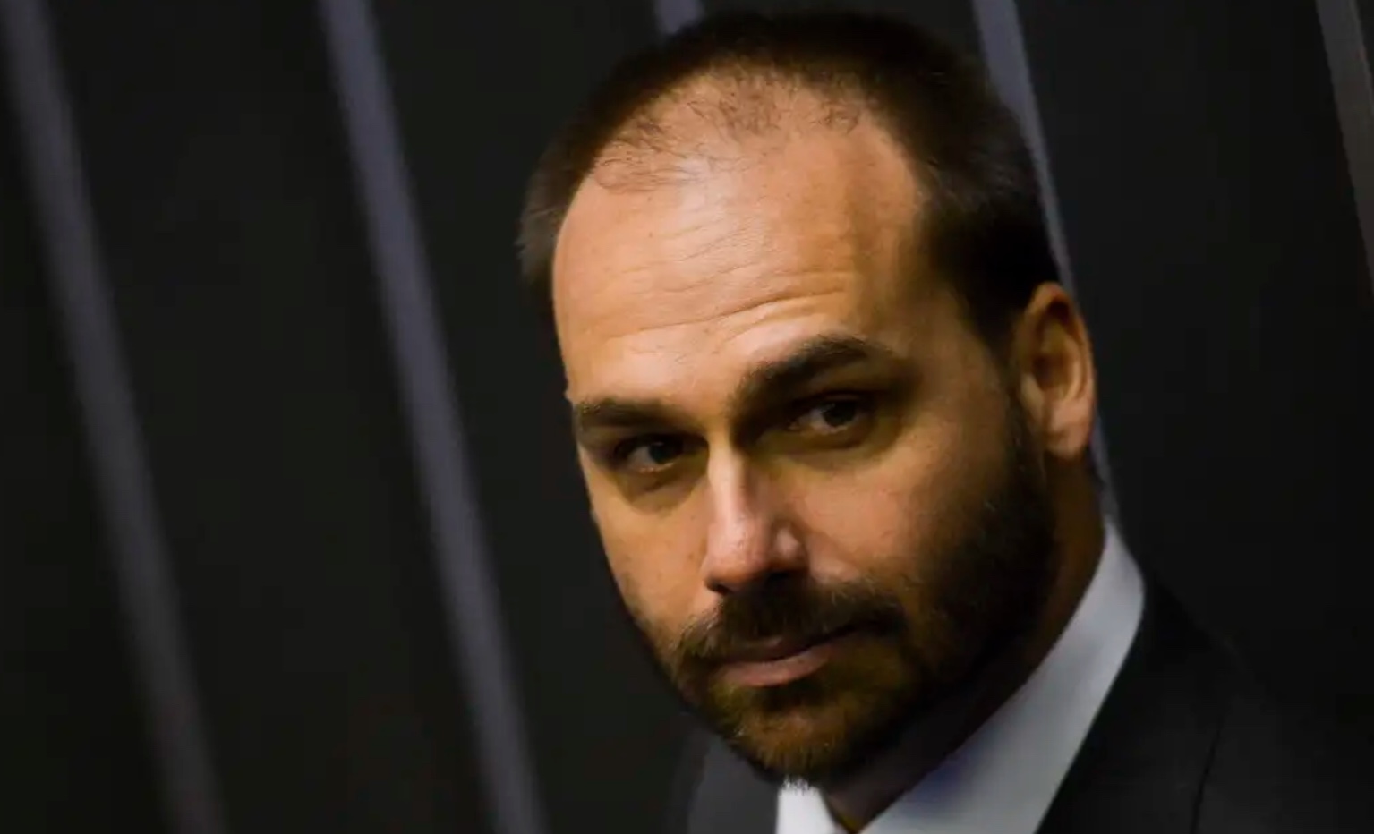 Moraes autoriza Eduardo a depor por escrito e manda ouvir Jair Bolsonaro