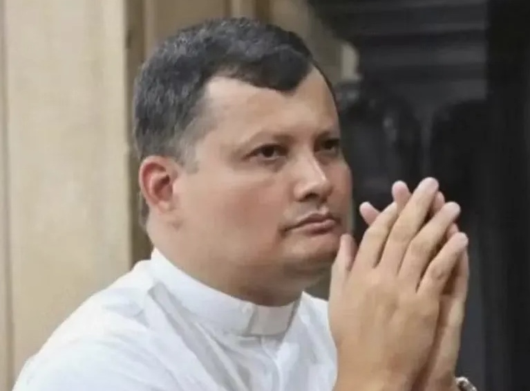 Padre que estava desaparecido é encontrado preso em telhado