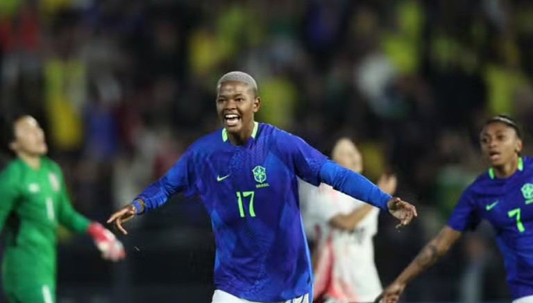 Brasil aproveita gol contra e busca virada em amistoso contra o Japão