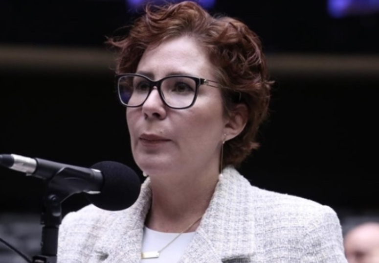 PGR pede prisão preventiva de Carla Zambelli após deputada deixar o Brasil