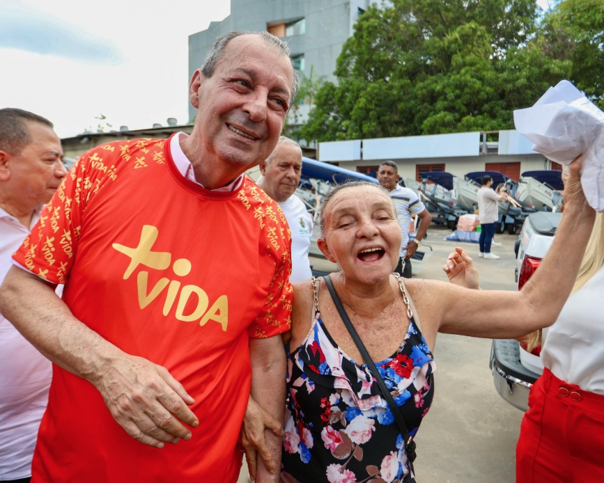 Omar Aziz destina R$ 6 milhões para compra de kits náuticos no Amazonas