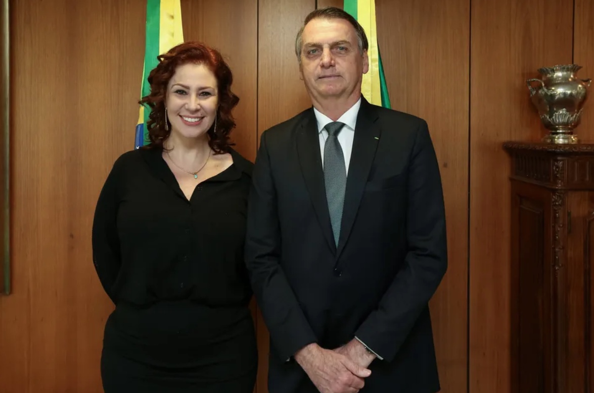 PF intima Bolsonaro a depor em inquérito contra Carla Zambelli