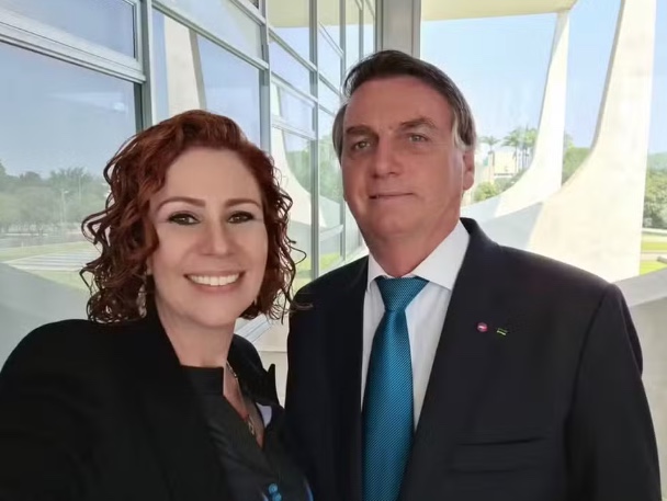 Bolsonaro nega relação com Carla Zambelli após depoimento à PF
