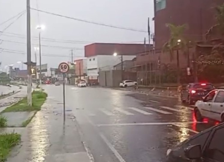 Manaus e municípios do Amazonas registram chuva forte neste domingo