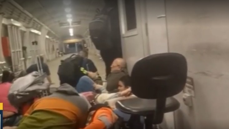 Passageiro e motorista são baleados dentro de ônibus durante operação no RJ