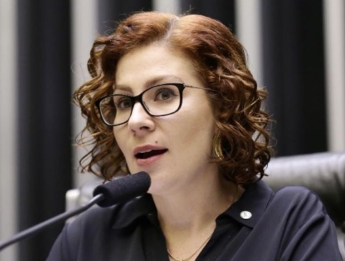 Câmara bloqueia salário de Carla Zambelli após ordem do STF
