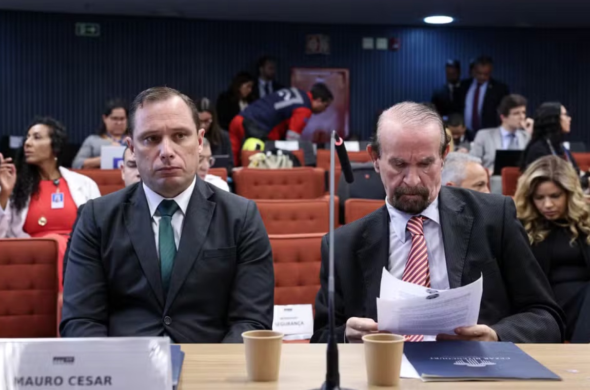 Mauro Cid deixa PF após depoimento de 3 horas sobre passaporte