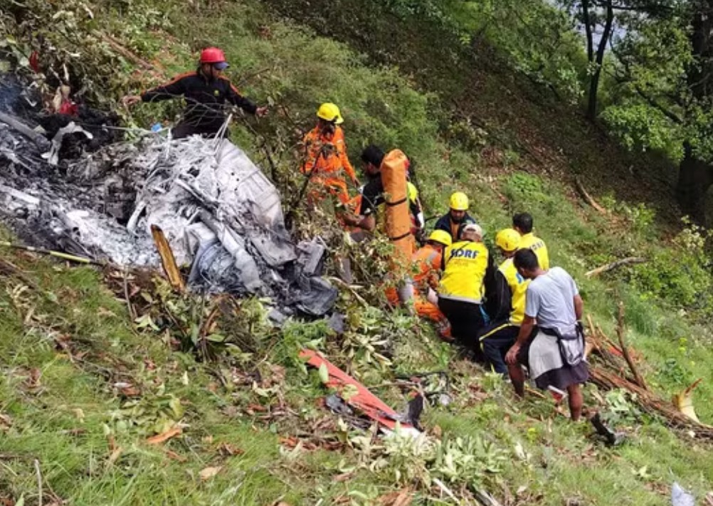 Helicóptero com peregrinos cai na Índia e mata sete pessoas