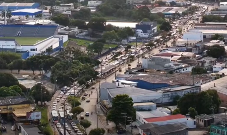 Veículo em pane causa congestionamento quilométrico em avenidas de Manaus