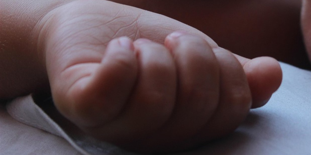 Bebê de 8 meses morre baleado após criminosos atirarem em carro em PE