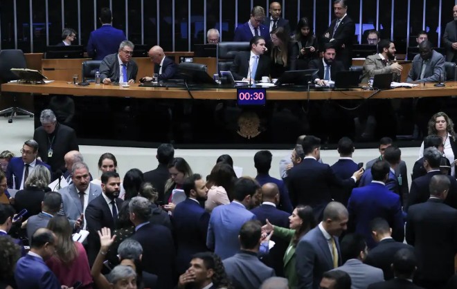 Deputados aprovam urgência para barrar mudanças no IOF