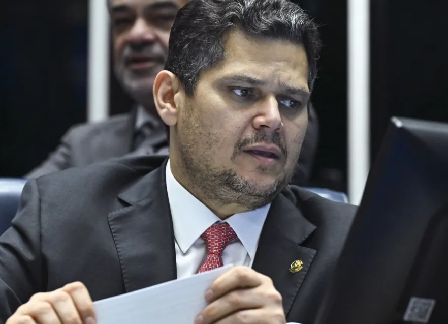 Alcolumbre diz que derrubada de decretos do IOF é capítulo, não novela, na relação com governo