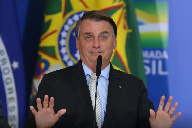 Bolsonaro cancela agendas e ficará em repouso por um mês após ordem médica