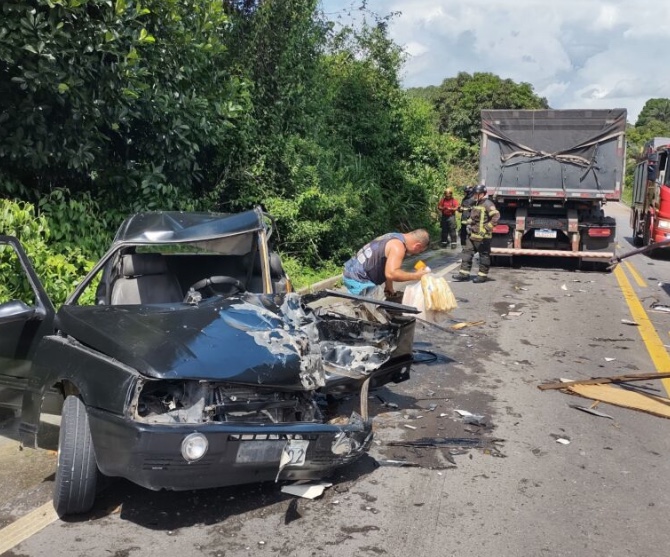 Colisão entre carro e caminhão deixa vítimas presas em ferragens na BR-174