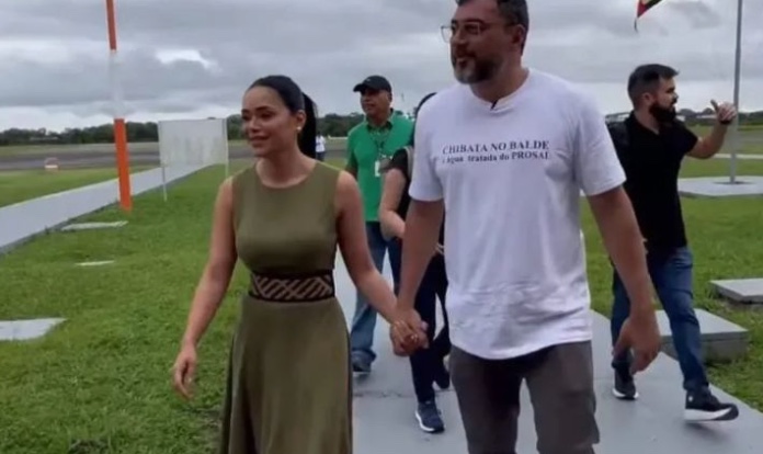 Wilson Lima chega a Parintins acompanhado da nova namorada para o Festival