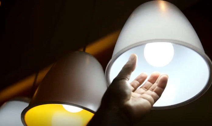 Tarifa social de energia começa neste sábado (5); como funciona a isenção na conta de luz