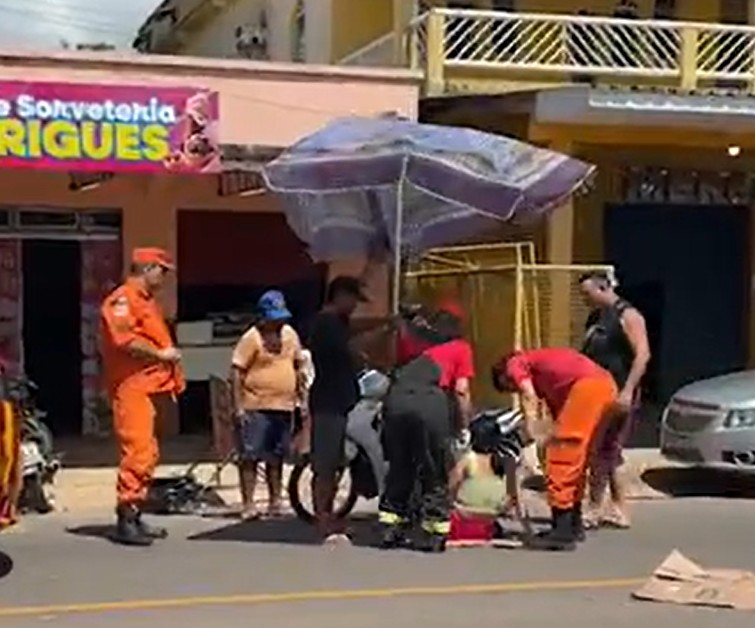 Mulher fica ferida em acidente entre moto e bicicleta em Itacoatiara