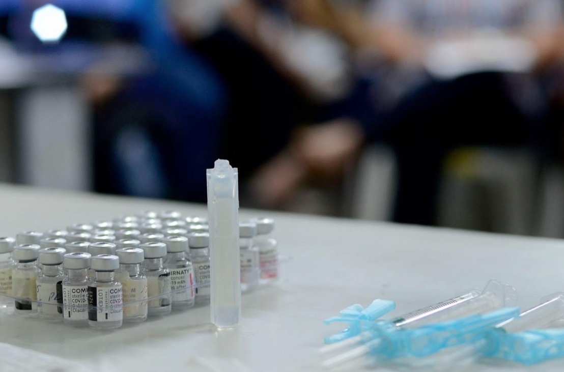 Manaus recebe vacina Pfizer pediátrica para crianças de grupos prioritários