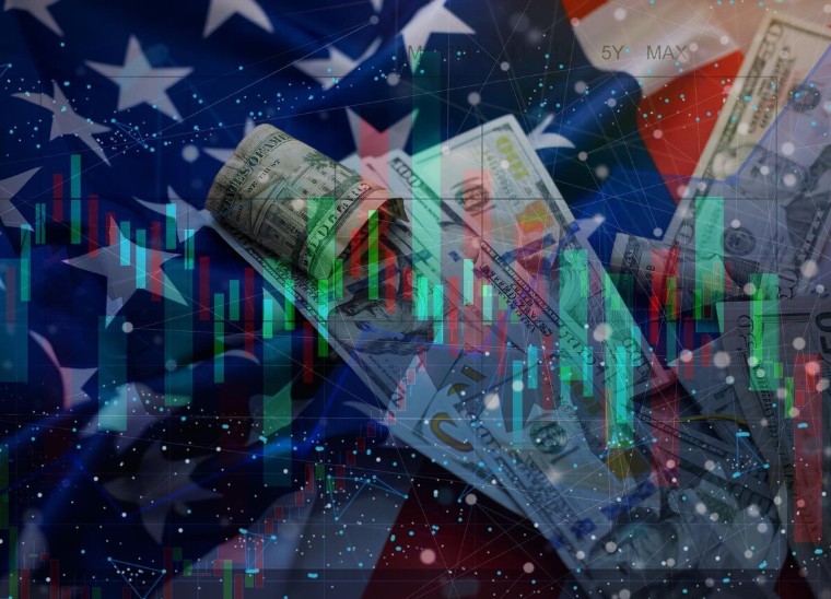 Dólar sobe para R$ 5,62 após anúncio de tarifaço dos EUA contra o Brasil