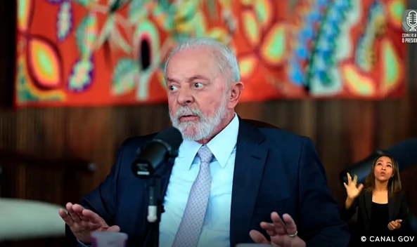 Lula diz que Bolsonaro deve assumir responsabilidade por taxação de Trump