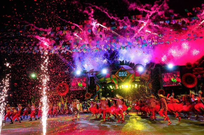 Chuva forte adia estreia do 67º Festival Folclórico do Amazonas em Manaus