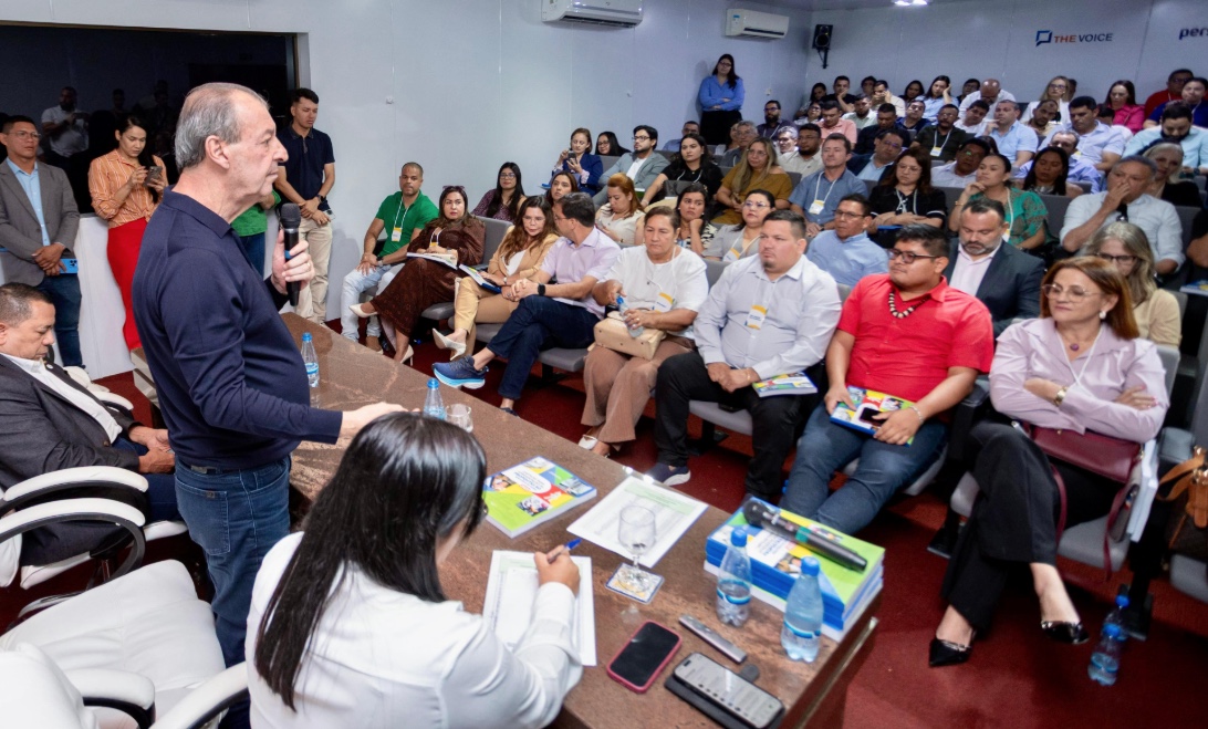 Omar Aziz reúne gestores para soluções duradouras em Saúde no Amazonas
