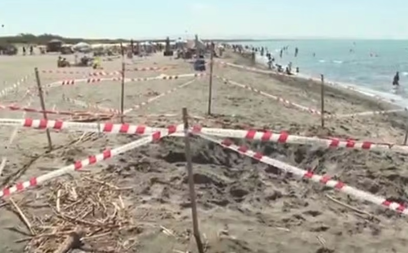 Adolescente morre soterrado após túnel de areia desabar em praia 