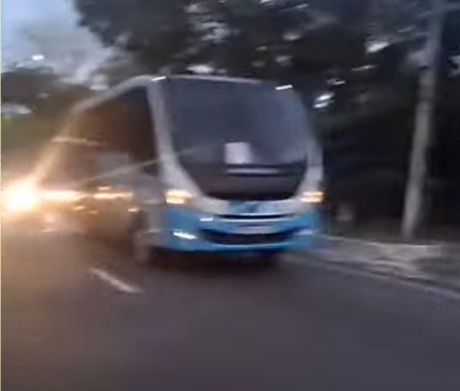 Micro-ônibus em pane causa congestionamento gigante na Av. Rodrigo Otávio