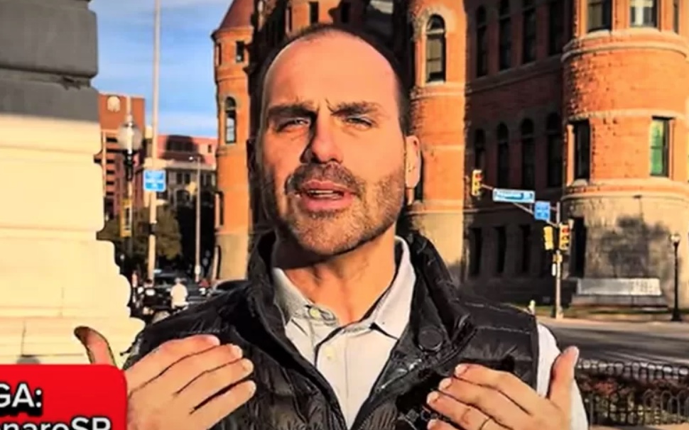 Eduardo Bolsonaro diz que abrirá mão do mandato e ficará nos EUA