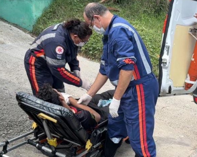 Suspeito de furtos leva tiros nas mãos em "tribunal do crime" em Manaus