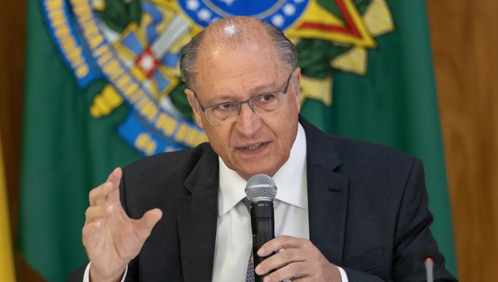 Brasil envia carta aos EUA e manifesta "indignação" com tarifa de 50%