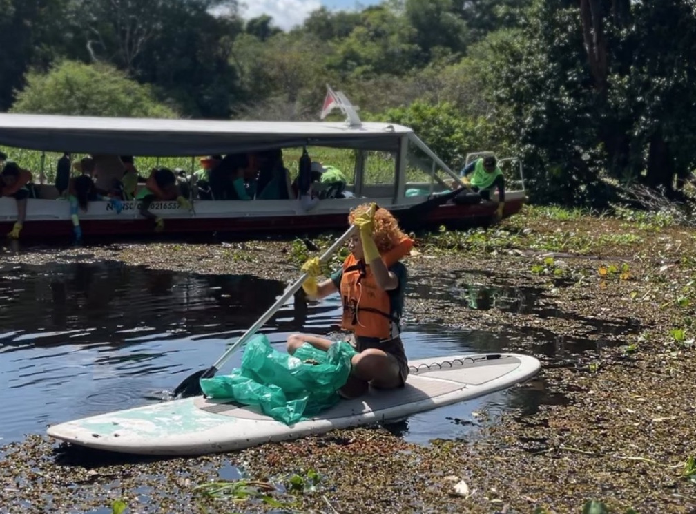 Ação retira 1,5 tonelada de lixo do Igarapé do Gigante em Manaus