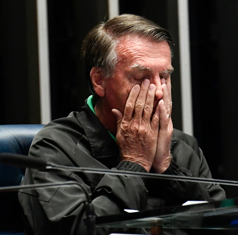 Bolsonaro recebeu medidas impostas pelo STF com "indignação", diz defesa