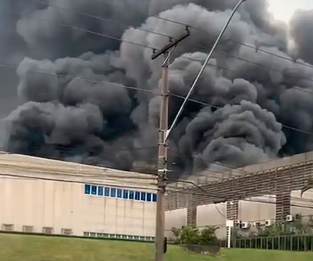 Incêndio atinge e destrói cinco galpões comerciais em São Paulo